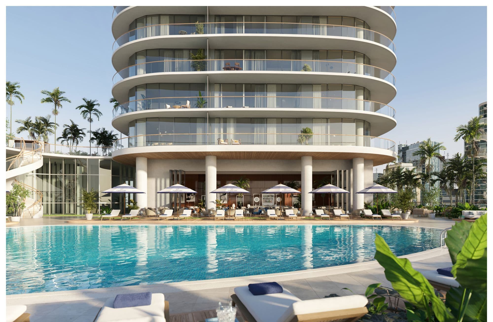 La piscina del piso 7, frente a la bahía