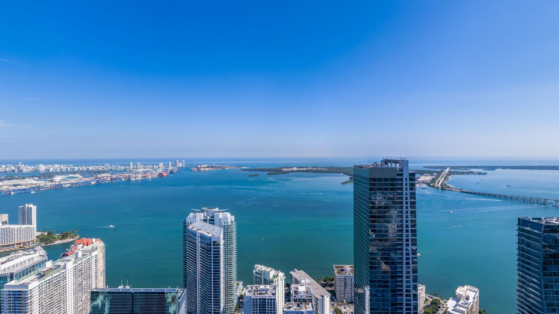 Vista real hacia el este desde el piso 69 (750 pies)