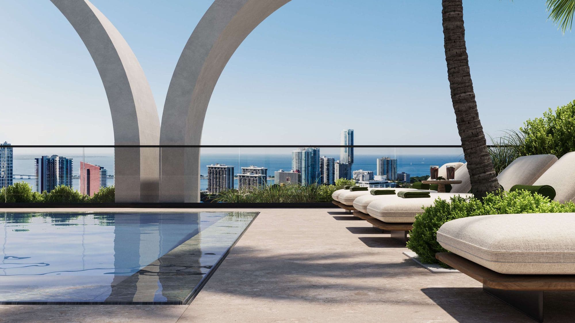 La piscina del rooftop, con vista a la bahía