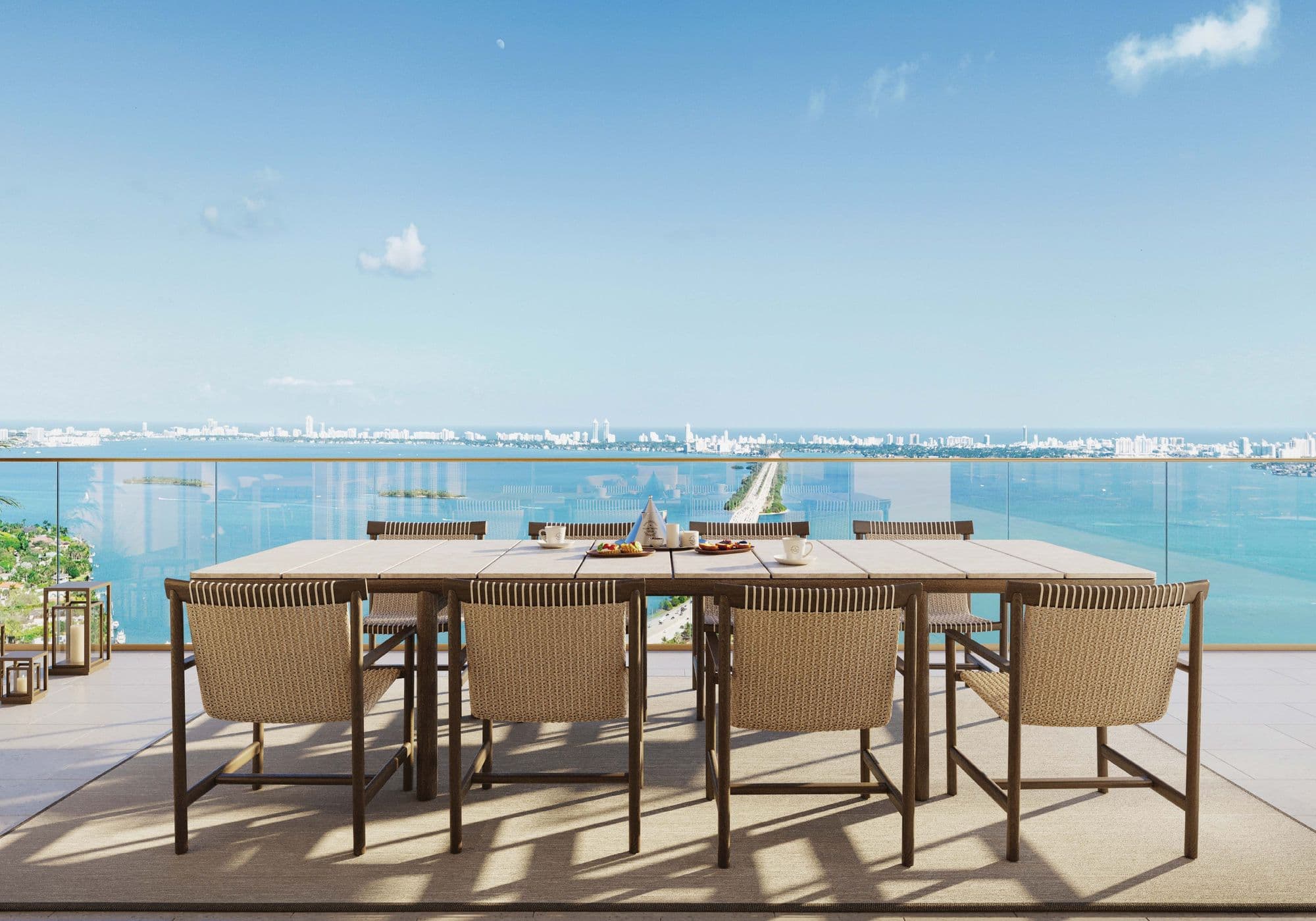 Terraza con comedor frente a la bahía