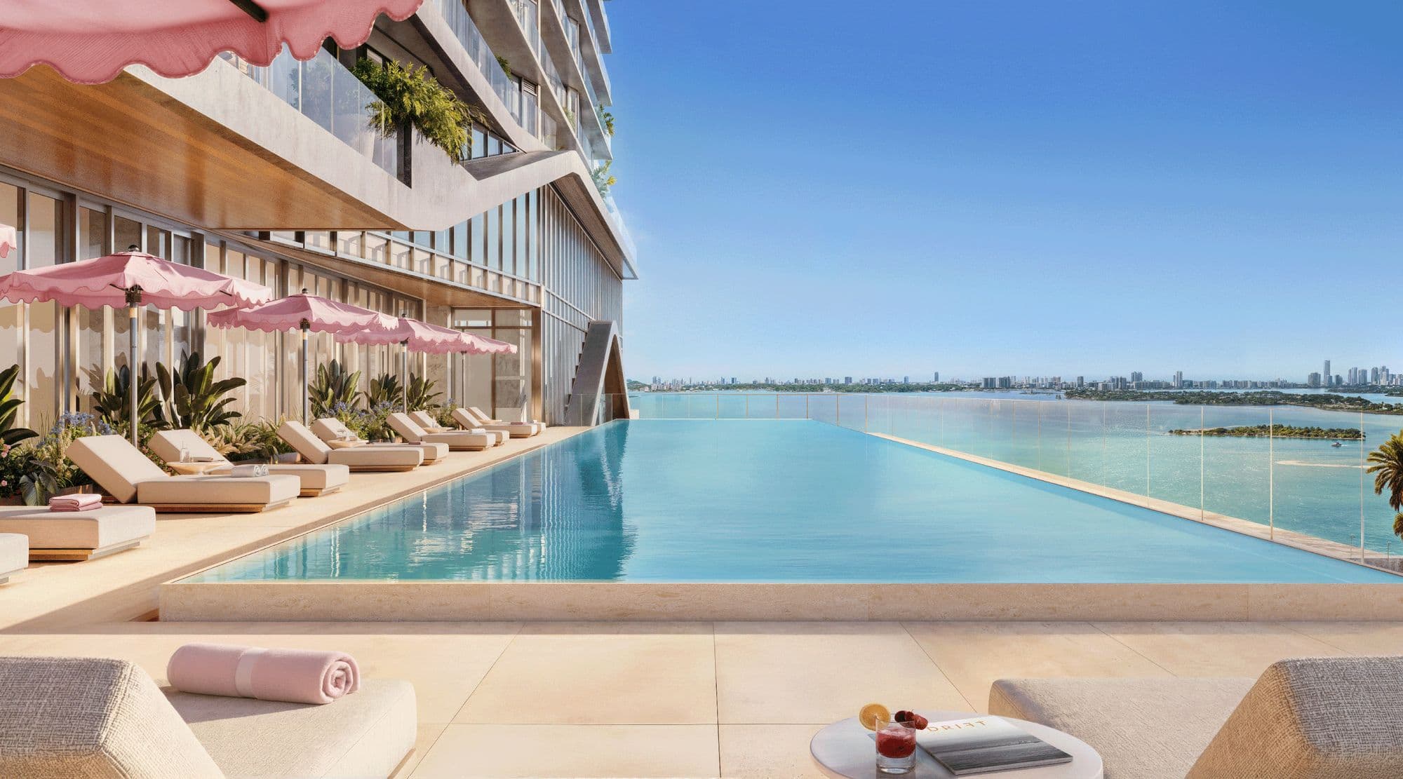 Piscina infinity frente a la bahía
