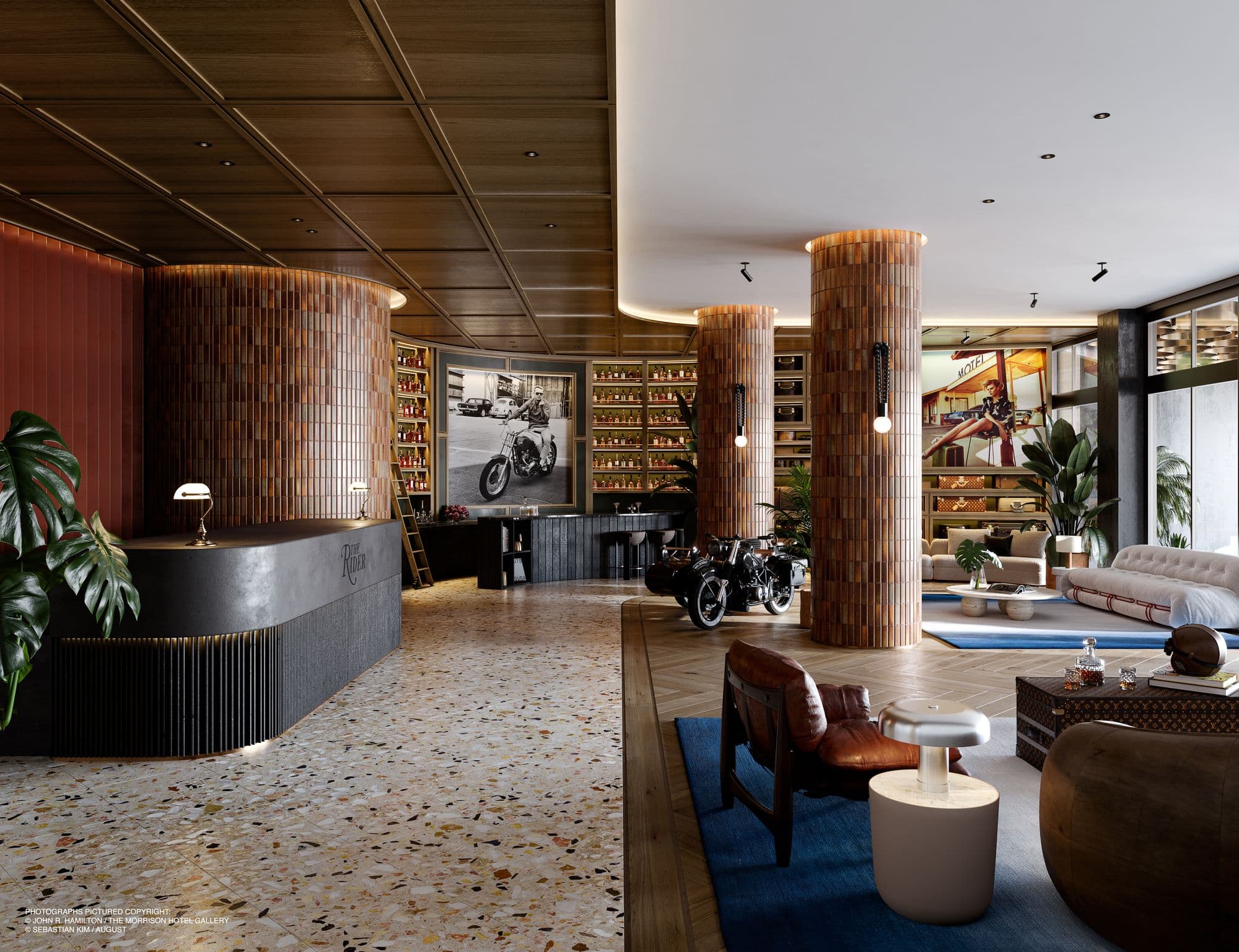 Lobby con recepción y motocicletas de colección