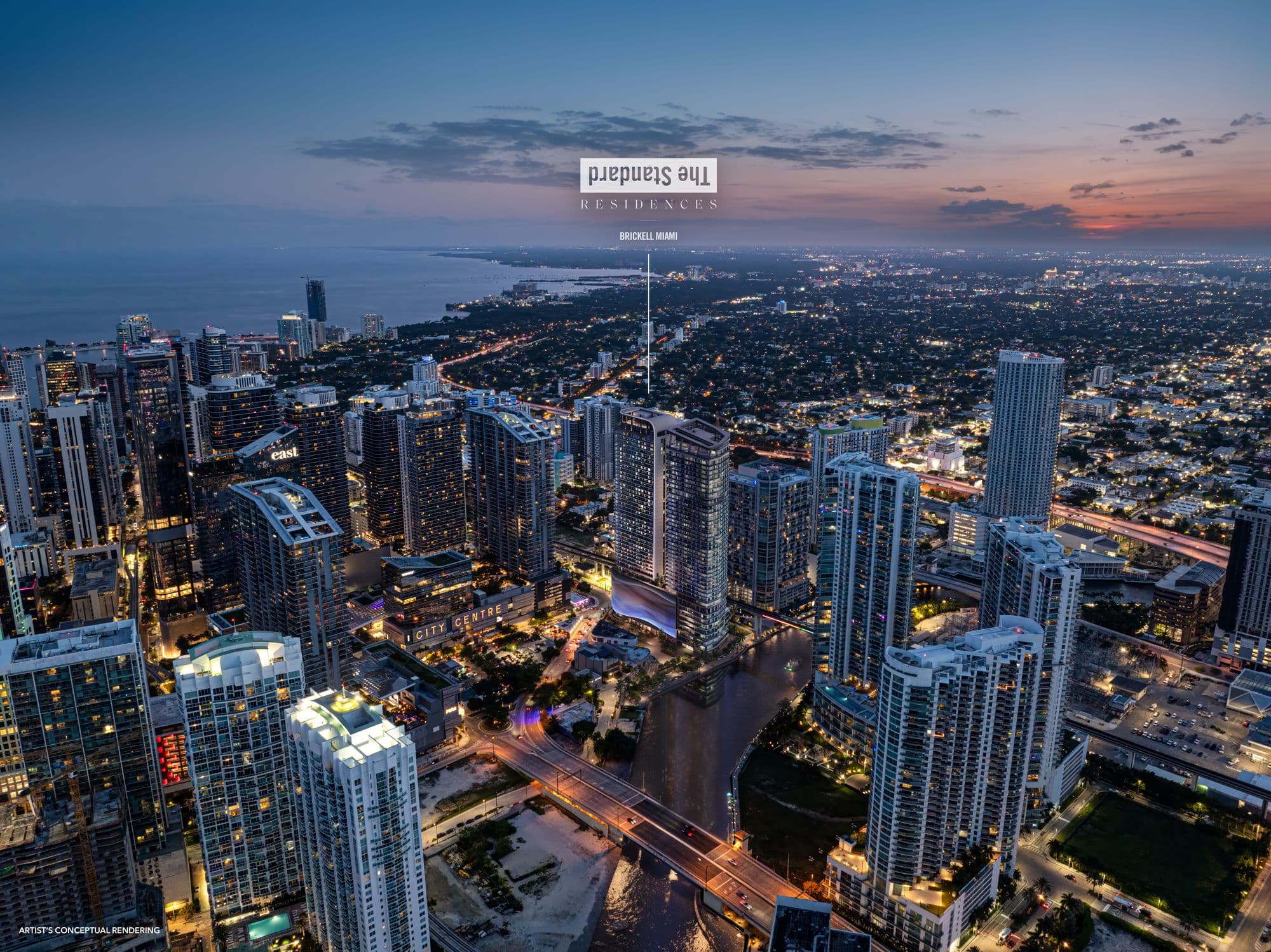 The Standard Residences al atardecer sobre el río Miami, en Brickell